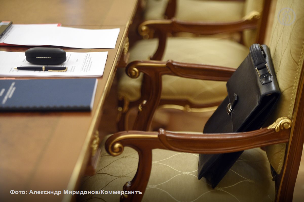 Единственный депутат от партии Новые люди в Курганской областной думе Даниил Москвин назначил помощником свою мать По словам парламентария причиной такого решения стало не близкое родство а профессиональные качества Натальи Москвиной Она является дипломированным юристом с большим опытом работы ее профессиональные качества главная причина этого назначения На протяжении многих лет я советовался с ней по правовым вопросам и теперь это сотрудничество становится официальным Уверен что ее компетенция позволит мне эффективнее помогать избирателям заявил он Ъ В облдуме не видят нарушений в подобном трудоустройстве а вот в партии уже задумались о замене господина Москвина на другого депутата Как отмечают юристы назначение близкого родственника помощником депутата вызывает сомнения как правового так и этического характера Подписывайтесь на Ъ Оставляйте бусты