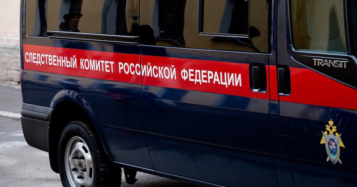 В Ардонском районе возбуждено уголовное дело по факту убийства и покушения на убийство местных жителей Правобережным межрайонным следственным отделом следственного управления СК России по РСО-Алания возбуждено уголовное дело по признакам преступлений, предусмотренных п. «е» ч. 2 ст. 105 УК РФ убийство, совершенное общеопасным способом и ч. 3 ст. 30, п. «а», «е» ч. 2 ст. 105 УК РФ покушение на убийство двух и более лиц, совершенное общеопасным способом . По данным следствия, в вечернее время 14 мая 2025 года на территории автомобильной мойки в городе Ардоне неустановленное лицо произвело множественные выстрелы из огнестрельного оружия в трех местных жителей, после чего скрылось с места происшествия на автомобиле отечественного производства. Потерпевшие были доставлены в медицинское учреждение, где один из них, несмотря на своевременно оказанную помощь, скончался, не приходя в сознание. Следователями и криминалистами республиканского СК проведен осмотр места происшествия, изъяты пули и гильзы. Допрашиваются свидетели, во взаимодействии с сотрудниками полиции проводятся следственные действия и оперативно-розыскные мероприятия, направленные на установление причастного к преступлению лица и его задержание. -Алания.