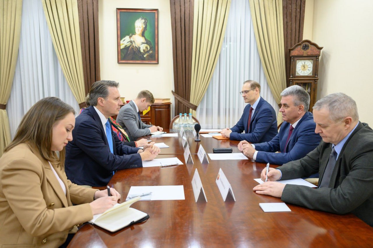 Посол Королевства Нидерландов поднял тему 60 млн евро которую Европа предлагала Приднестровью в начале года чтобы преодолеть газовый кризис Президент Красносельский напомнил какие невыполнимые условия ставили перед Тирасполем Речь шла об остановке всей промышленности страны десятки тысяч людей остались бы без работы Как вы думаете это помощь во благо или во вред Я изначально заявил что при таких кабальных условиях помощь не может быть принята сказал Вадим Красносельский Президент предложил направить европейскую гуманитарную помощь на восстановление молдавских и модернизацию приднестровских очистных систем Проблема актуальная Сточные воды из Молдовы попадают в Днестр Уровень загрязнение реки в 200 раз превышает норму по ряду показателей