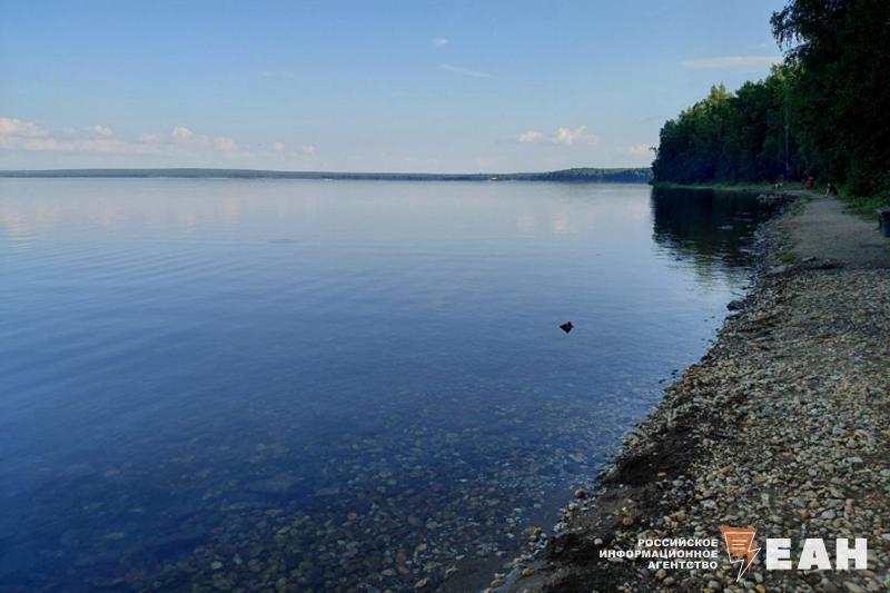 Известный челябинский эколог рассказал о грядущем решении вопроса с фекальным загрязнением озера Увильды Недалеко от водоема будут построены очистные сооружения которые позволят решить острую сегодняшнюю проблему слив канализационных стоков у берегов водоема в окрестных лесах и полях Об этом ЕАН сообщил бывший замминистра экологии региона директор компании Экостандарт Виталий Безруков Он подчеркнул что проблема со стоками известна давно В советское время существовали очистные сооружения которые работали для баз отдыха металлургов Были сооружения у санатория Увильды Но сейчас понятно что их мощности изношены не позволяют принимать дополнительные объемы от жителей окрестных поселков Поэтому там и сложилась ситуация при которой частные предприниматели ассенизаторы забирают у людей эти отходы и непонятно куда вывозят отметил эксперт Когда начнут строить очистные как будут использовать воду на выходе в материале ЕАН Подписаться на канал ЕАН Челябинск