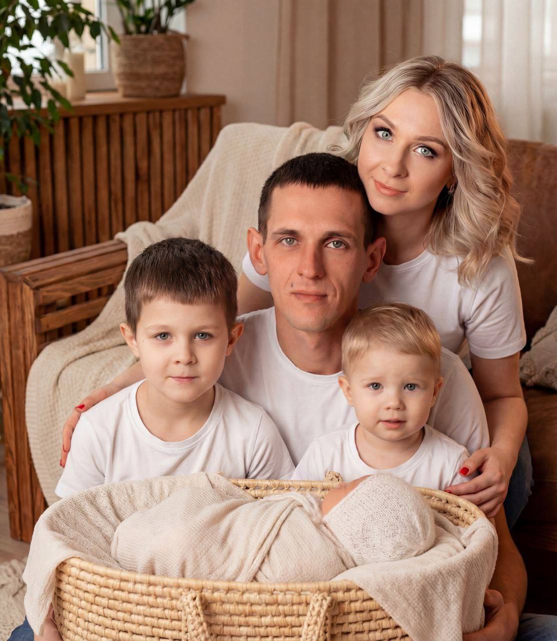 Каждый четвертый новорожденный в Обнинске третий или четвёртый ребёнок в семье По итогам января в отделе ЗАГС Обнинска отметили что каждый четвёртый зарегистрированный малыш стал третьим или четвёртым ребёнком в семье Этот показатель превышает результаты прошлого года В ЗАГСе надеются что эта позитивная тенденция сохранится в течение всего 2026 года На фото семья Сергея и Анастасии Маслёнкиных с сыновьями Макаром Мироном и новорождённым Захаром который появился на свет 7 января в Рождество