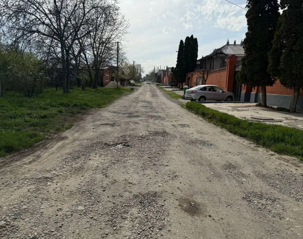 В Карабулаке Ингушетии планируется укладка асфальта на одной из дорог В Карабулаке дан старт реализации федеральной программы «Создание благоприятной городской среды» на 2025 год, сообщили газете «Ингушетия» в мэрии города. По словам главы муниципалитета Ахмеда Дидигова, в рамках национального проекта «Инфраструктура для жизни» планируется укладка асфальта на дороге с прилегающими съездами, общей протяженностью 954 метра, создание пешеходной зоны длиной 810 метров, монтаж системы освещения, установка скамеек и контейнеров для отходов. Открытие дороги с асфальтовым покрытием, в сочетании с уже обновленным участком улицы Градусова, позволит частично уменьшить загруженность основных транспортных артерий и снизить трафик. Между тем, продолжается общероссийское голосование, определяющее выбор общественных пространств для улучшения в будущем году. От города Карабулак предложено 8 территорий: улицы Осканова, Гулиева, Дьякова, Градусова два участка , Революционная и Первомайская. «Призываем вас не оставаться в стороне, проявить активную гражданскую позицию и сделать свой выбор. Каждый житель старше 14 лет может отдать свой голос за понравившуюся территорию, перейдя по ссылке zagorodsreda. gosuslugi. ru», — подчеркнул Дидигов. ПОДПИСАТЬСЯ ПРЕДЛОЖИТЬ НОВОСТЬ
