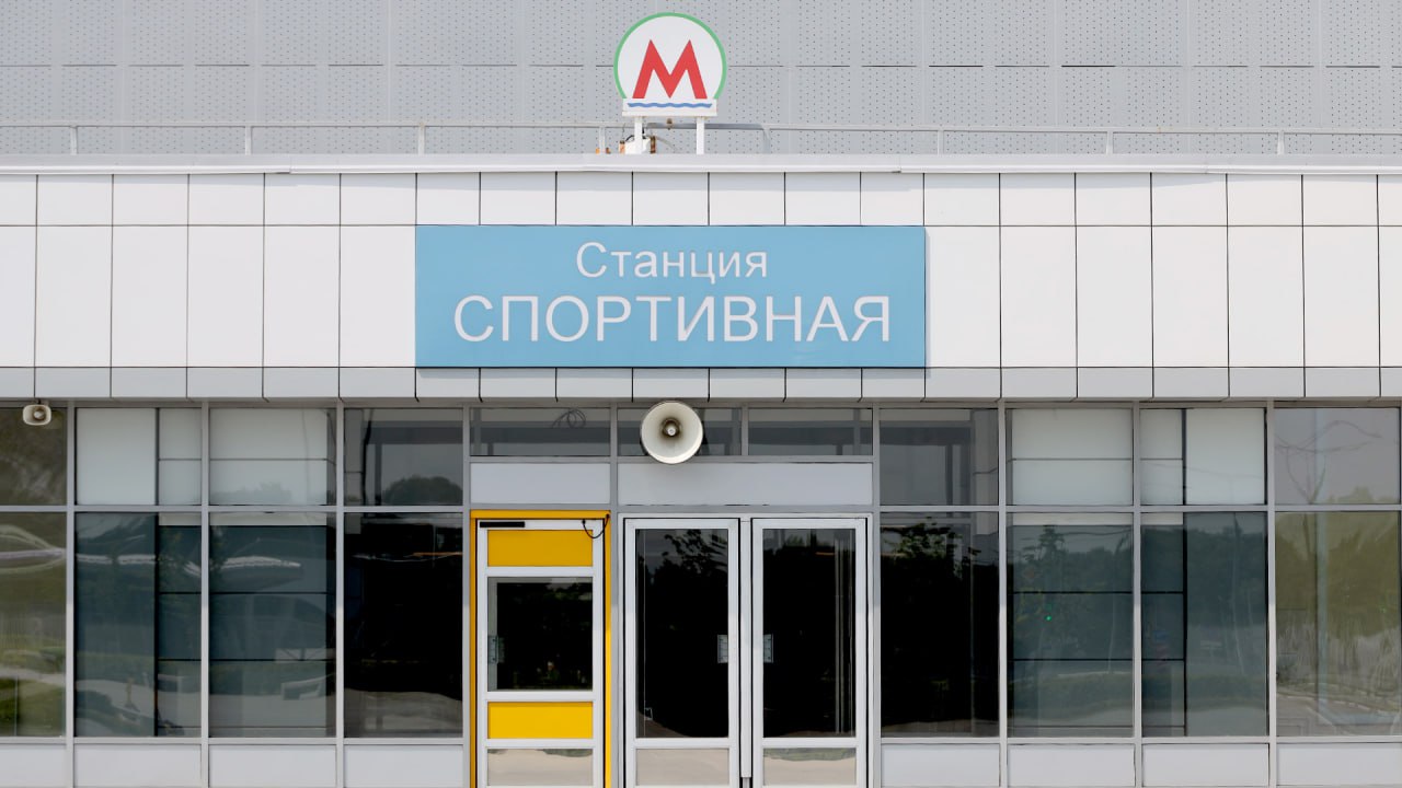 В Новосибирске впервые протестировали станцию метро «Спортивная» В ночь на 24 июля на новой станции прошли первые испытания пятивагонных поездов — с отключённым контактным рельсом и отлаженной автоматикой. Новые составы оснащены системой синхронного открывания дверей, которая работает как с четырёх, так и с пятивагонными поездами. По словам мэра Максима Кудрявцева, все настройки завершены: платформенные двери протестированы, система реагирует даже на экстренные сигналы вроде «пожара». На станции установлено 40 автоматических перегородок — они обеспечивают безопасность пассажиров и защищают от сквозняков. Открытие станции запланировано на 1 сентября 2025 года. Фото: Горсайт Прислать новость