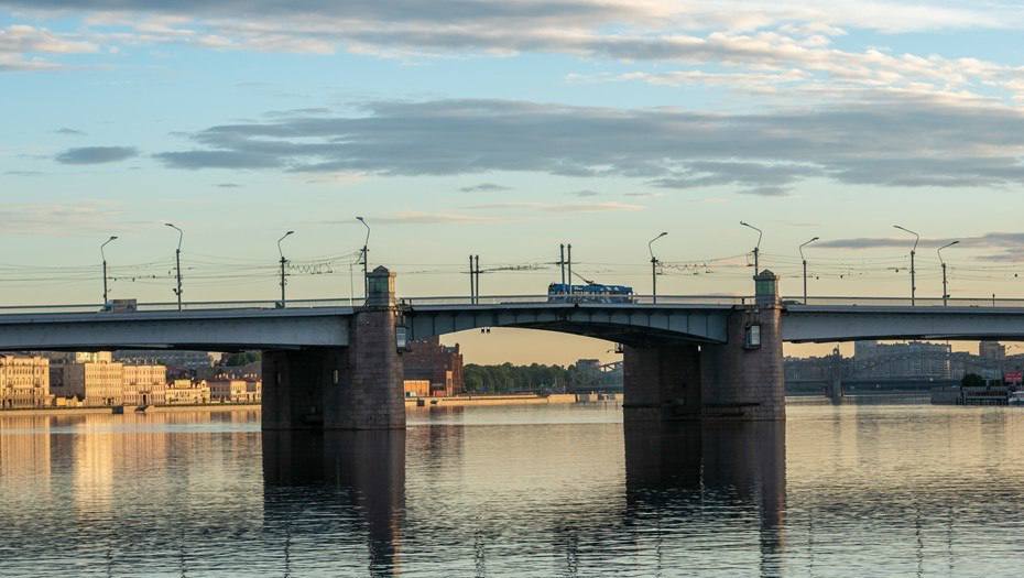 Тоннель у моста Александра Невского построят в Петербурге Инженерные изыскания и разработка проектной документации обойдутся в 106 8 млн рублей Заказчик дирекция транспортного строительства Частью нового правобережного съезда с моста Александра Невского станет транспортный тоннель протяженностью 623 м В данный момент принимаются заявки от потенциальных подрядчиков итоги конкурса будут подведены 19 ноября Михаил Тихонов ДП Подписаться на DP RU