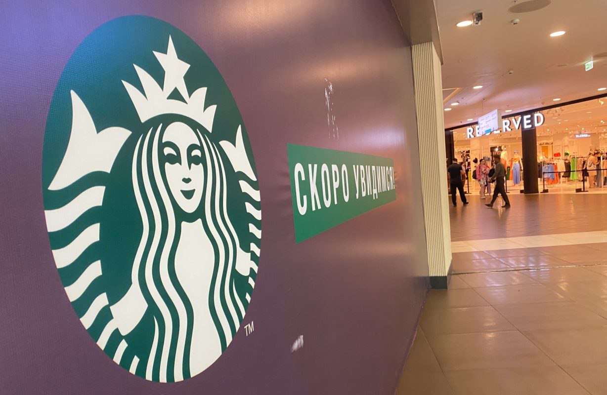 Starbucks зарегистрировал в России несколько своих товарных знаков, пишут СМИ. Ещё в мае 2024 года компания подала несколько заявок на регистрацию в РФ своих товарных знаков, а в январе и феврале 2025 года они были зарегистрированы.   Но подхватывать тему «Starbucks возвращается» не стоит. Заявки  подаются для охраны товарных знаков. Дело в том, что товарные знаки при их неиспользовании в течение трех лет могут быть аннулированы. Поэтому правообладатель поддерживает минимальный уровень заявочной активности в отношении брендов, чтобы не потерять права на них. В том числе и для того, чтобы иметь возможность вернуться обратно.