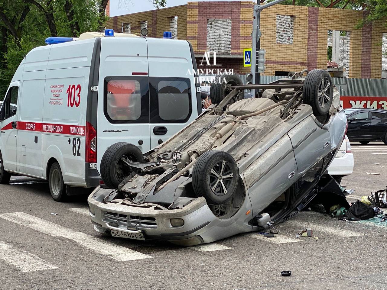 Жесткое ДТП в Благовещенске на Амурской—Мухина  По словам очевидцев, отключились светофоры, и как итог столкнулись пять машин. На месте работают бригада медиков и госавтоинспекторы