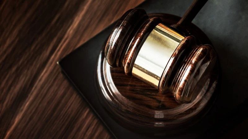 Жителя Долинска осудили за избиение гостя до смерти  Мужчина до смерти избил нового знакомого, который отказался уходить из его квартиры после застолья, и проведет следующие 9,5 лет в колонии строгого режима.  Подробности читайте на сайте.  ———    :     Прислать нам новость: