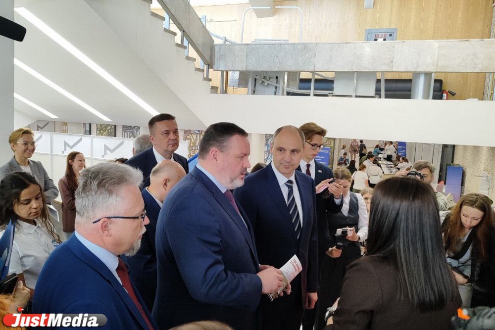 В Екатеринбург приехал министр труда и социальной защиты РФ Антон Котяков. Чиновник принял участие в открытии Всероссийской ярмарки трудоустройства «Работа России. Время возможностей» во Дворце молодёжи, после чего вместе с врио губернатора Свердловской области Денисом Паслером осмотрел стенды ярмарки.