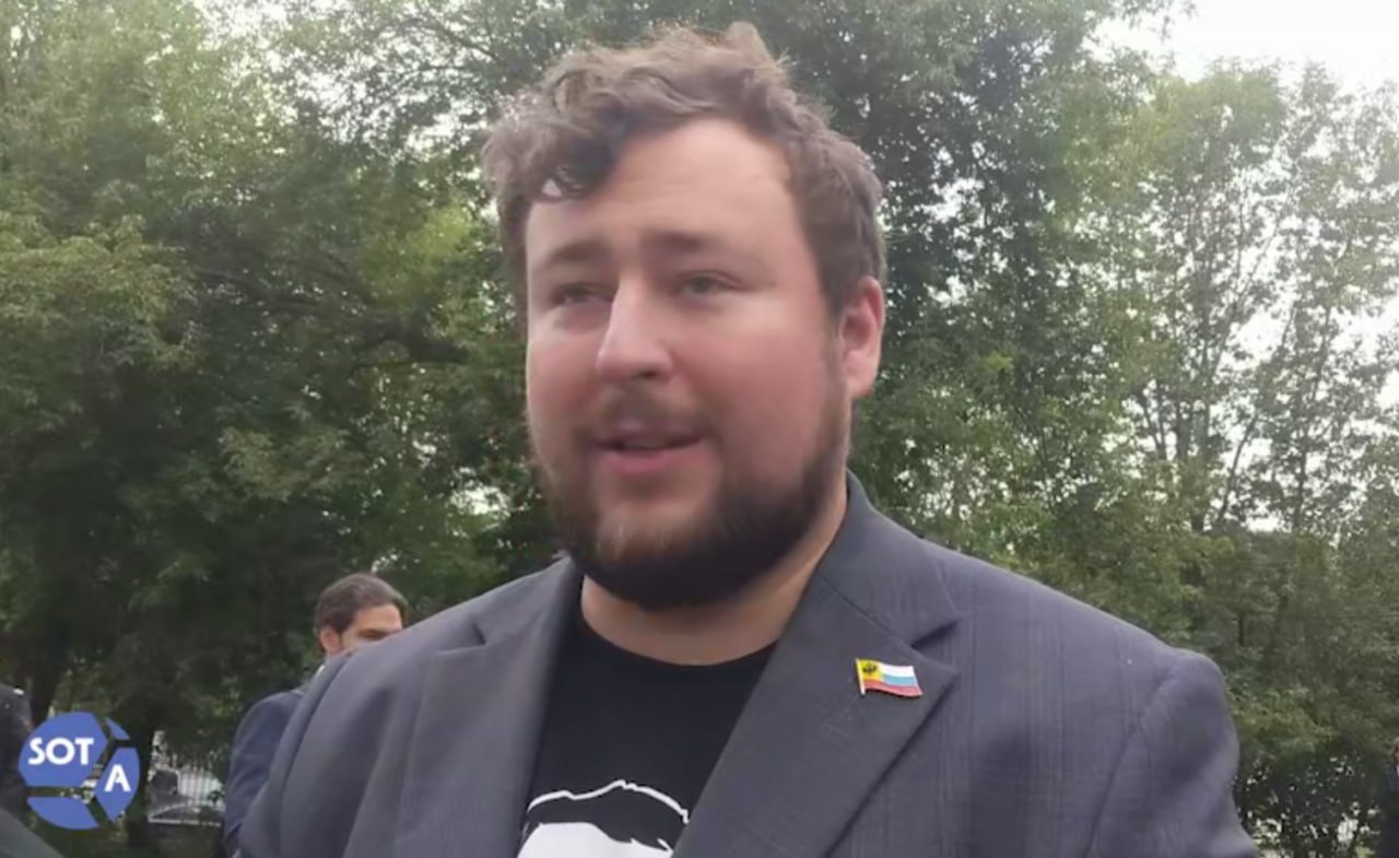 Суд в России впервые отменил решение по делу о публикации экстремистской символики арест Саввы Федосеева за фото Навального Третий кассационный суд в Петербурге отменил постановление об аресте националиста Саввы Федосеева по административному делу о демонстрации экстремистской символики сообщил адвокат Алексей Калугин Это первое подобное решение в России отмечает правозащитник В сентябре 2025 года Кировский районный суд Санкт Петербурга признал Савву Федосеева виновным в публичной демонстрации нацистской или экстремистской символики публикацию фото Алексея Навального в день смерти политика и назначил 15 суток ареста Позже Санкт Петербургский городской суд сократил срок до 13 суток Сегодня суд снял с Федосеева ограничение за привлечение к административной ответственности он сможет выдвигаться на ближайших выборах Впрочем активист утверждает что не собирается в них участвовать Савва Федосеев петербургский активист и националист член движения Общество Будущее ивент менеджер книжного магазина Листва С первых дней СВО Федосеев занимается сбором гуманитарной помощи для российских военных На скриншоте Савва Федосеев у суда по делу Игоря Стрелкова Гиркина