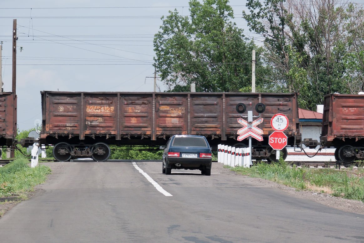 Погрузка на Октябрьской железной дороге в январе-июле превысила 58 млн тонн По итогам семи месяцев текущего года на магистралях Октябрьской железной дороги было погружено в общей сложности 58,4 млн тонн. Это на 0,7% меньше, чем в январе-июле 2024 года, сообщили в пресс-службе ОЖД. За указанный период погружено 15,2 млн тонн +7,7% химических и минеральных удобрений, 14,1 млн тонн +11% руды железной и марганцевой, 6,1 млн тонн -0,4% нефти и нефтепродуктов, 1,7 млн тонн +10% лесных грузов и 95 тыс. тонн +3,3% зерна. Фото: Олег Харсеев, Коммерсантъ
