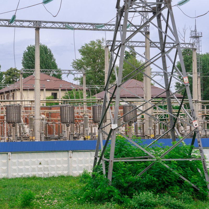 Чёрная дыра Кубани свет приходит с опозданием В Краснодарском крае нехватка электроэнергии мешает реализации 210 инвестиционных инициатив Власти планируют построить более 2 ГВт новых мощностей и около 250 МВт накопителей чтобы решить проблему дефицит наблюдается не только в пиковые нагрузки в июле был рекорд по потреблению В октябре 2024 года ТЭС Ударная вышла на полную мощность и частично компенсировала дефицит рассматривают также дополнительные энергоблоки на ТЭС Кубанская Динской район и краснодарской ТЭЦ   Подписаться Читайте нас в Max