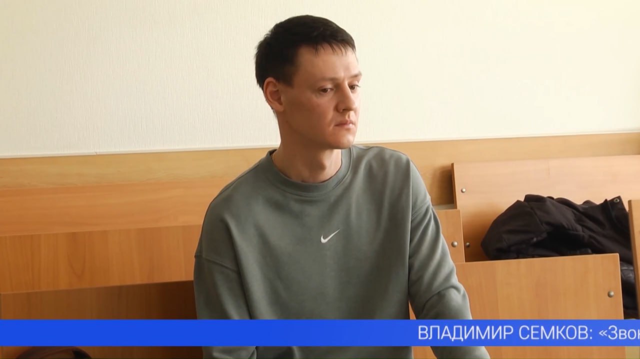 В Свердловской области избивший задержанного экс-полицейский получил 3,5 года лишения свободы условно  В июле прошлого года Виталий Звонов, пишет пресс-служба судов Свердловской области, несколько раз ударил одного из задержанных прямо в отделе полиции. По данным СМИ, потерпевшего зовут Кирилл Одинцев.  «Звонов, имеющий специальное звание «прапорщик полиции», нанёс потерпевшему, у которого были заведены назад руки, на которые были надеты специальные средства – наручники, не менее трёх ударов кулаками в голову и не менее четырёх ударов кулаками в область шеи и тела, а когда после нанесённых ему ударов кулаками по голове, шее и телу Одинцев повалился на скамейку, подошёл к нему, схватил своими руками Одинцева за одежду и силой сбросил со скамейки на пол», — говорил телекомпании «Первоуральск» помощник прокурора по делу.  Один из свидетелей преступления — вероятно, другой сотрудник полиции — утверждал, что следы насилия у Одинцева были еще до задержания, а в наручниках он находился потому, что вел себя агрессивно. Сам пострадавший мужчина утверждает, что не помнит, чтобы оскорблял полицейского.  «Сотрудник подошёл ко мне и предложил выйти с ним один на один, я согласился. Он меня в наручниках начал избивать. Он был в перчатках, с казанками пластиковыми, тактические перчатки», — рассказал журналистам Одинцев, добавив, что полицейский стал его избивать, «потому что там по пути, по дороге вот это началось у него, он самый агрессивный был среди них, сам по себе такой».  По данным телекомпании, прокуратура запрашивала для Звонова 7 лет колонии общего режима. Суд же ограничился 3,5 годами условного лишения свободы с испытательным сроком в 2 года и лишением права работать представителем власти на тот же срок.  Источник: ВЧК-ОГПУ