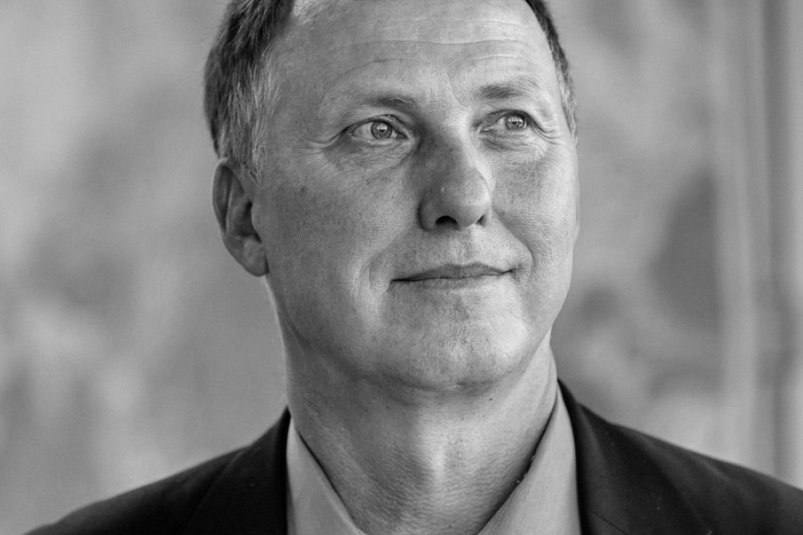 Ушел из жизни руководитель Центра аквакультуры и прибрежных биоресурсов Сергей Масленников ему было 63 года Дирекция Национального научного центра морской биологии им А В Жирмунского Дальневосточного отделения Российской академии наук с глубокой скорбью сообщает что 17 ноября во время рабочей поездки в город Янтай КНР на 63 году жизни скоропостижно скончался кандидат биологических наук доцент старший научный сотрудник Лаборатории динамики морских экосистем руководитель Центра аквакультуры и прибрежных биоресурсов ННЦМБ ДВО РАН Масленников Сергей Иванович говорится в сообщении ННЦМБ ДВО РАН Администрация Центра друзья и коллеги искренне соболезнуют его родным и близким О месте и времени прощания организация сообщит позже Фото ННЦМБ ДВО РАН   PrimaMedia в       подпишись 18