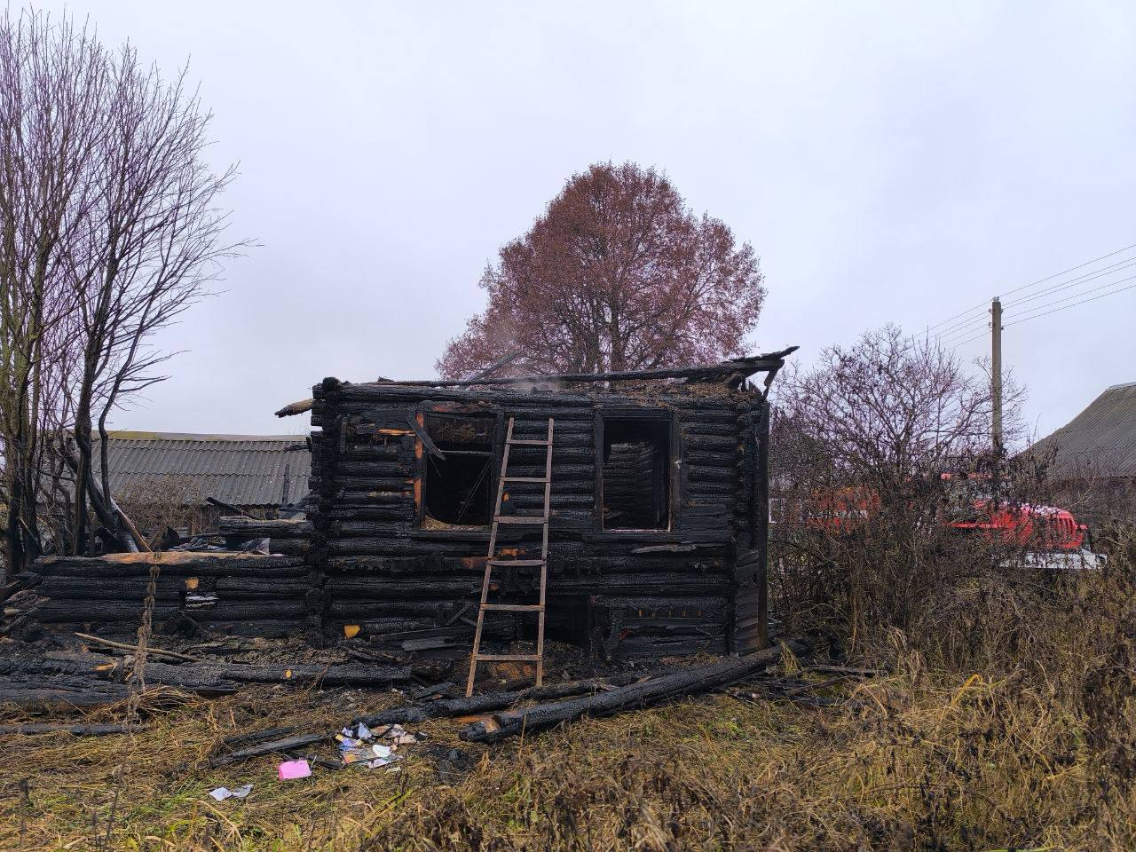 В Локнянском районе проводится проверка по сообщению о гибели мужчины при пожаре В правоохранительные органы поступило сообщение об обнаружении на месте пожара в одном из частных домов в д Дорка Псковской области тела 64 летнего местного жителя с признаками воздействия высоких температур По полученной следствием информации причиной возгорания могло послужить неосторожное обращение с огнем Иные лица в ходе пожара не пострадали В настоящее время назначены медицинская и пожарно техническая судебные экспертизы проводятся проверочные мероприятия направленные на установление всех обстоятельств произошедшего По результатам проверки будет принято процессуальное решение Подписывайтесь на Псковский Следком
