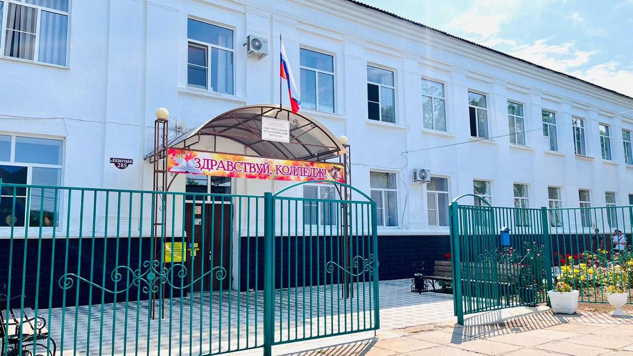 В Ставропольском крае стартовала приёмная кампания в техникумы и колледжи На Ставрополье в профессиональных образовательных организациях стартовала приемная кампания 2025 года. За счет бюджетных средств в общей сложности планируется принять более 13,5 тыс. первокурсников. Система среднего профессионального образования в крае представлена широким спектром профессий и специальностей. По поручению Губернатора Владимира Владимирова в этом году увеличены контрольные цифры приема по наиболее востребованным профессиям и специальностям для обучения по программам среднего профессионального образования. Всего в регионе сегодня обучается более 84 тыс. студентов в 109 образовательных организациях. Подготовка квалифицированных специалистов среднего звена ведется по 27 профессиям и 85 специальностям. С целью гарантированного трудоустройства выпускников профессиональными образовательными организациями ведется работа по расширению практики внедрения целевого обучения. Заключение договора о целевом обучении осуществляется в электронном виде через Единую цифровую платформу «Работа в России». Также в рамках федерального проекта «Профессионалитет» осуществляется набор студентов для обучения в образовательно-производственных центрах сельского хозяйства и химической отрасли. В этом году по программам «Профессионалитета» в крае планируется принять более 2 тыс. первокурсников. Прием заявлений в рамках приемной кампании 2025 года на очную форму обучения продлится до 15 августа, а при наличии свободных мест в образовательной организации - до 25 ноября.