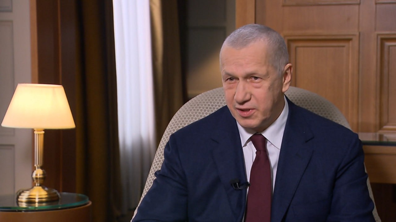 Юрий Трутнев Дальний Восток за год привлёк инвестиции на 1 16 трлн рублей Об этом заместитель председателя правительства РФ полномочный представитель президента РФ в Дальневосточном федеральном округе сообщил в интервью телеканалу Россия 24 Всего за год привлечено 522 новых проекта на общую сумму 1 триллион 160 миллиардов рублей В целом по итогам предыдущей работы цифра составляет более 6 триллионов уже привлеченных на Дальний Восток инвестиций Общее количество проектов составляет 3887 это и Дальний Восток и Арктика Работа продолжается сказал Юрий Трутнев