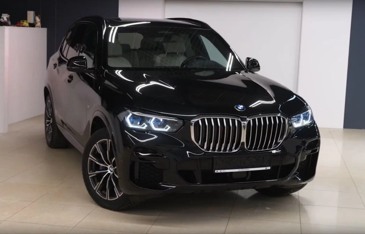 На российском заводе «Автотор» начали собирать BMW X5 и X6   В Калининграде на заводе «Автотор» началась сборка ограниченной партии кроссоверов BMW X5 и X6 с 3-литровым дизельным двигателем.  Автомобили произведены в 2025 году, но собрали их из оставшихся комплектующих и относятся машины к 2022 модельному году.   BMW X5 и X6 уже доступны для продажи. Цены от 13,1 до 14,5 млн рублей.