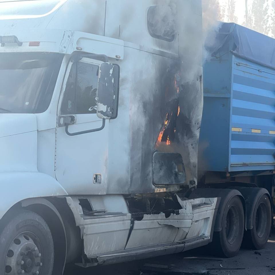 Дроны атаковали три населенных пункта Белгородской области.  • В селе Соболевка Валуйского округа при ударе беспилотника на территории фермерского хозяйства повреждены два легковых автомобиля.  • В Шебекино при падении беспилотника, подавленного системой РЭБ, пострадала надворная постройка частного дома.   При атаках еще четырех дронов на территории предприятия сгорели два грузовика и кровли склада и цеха.  • В селе Муром Шебекинского округа от атаки беспилотника загорелся частный дом.    Подписаться на «Пепел»