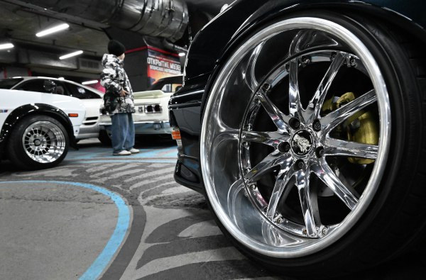 В Госдуме предложили упростить правила регистрации автомобилей с тюнингом Депутатский запрос от партии Новые люди направлен министру внутренних дел Владимиру Колокольцеву По данным агентства Москва количество переоборудованных автомобилей в стране исчисляется миллионами при этом легализовали изменения менее 20 автовладельцев В качестве основной меры предлагается ввести дифференцированный подход к требованиям в зависимости от масштаба и характера вмешательства в конструкцию По мнению авторов инициативы такие изменения позволят сократить объём бумажной работы для сотрудников ГАИ уменьшить число повторных проверок и снизить долю серого рынка автомобильного тюнинга Подписаться на Говорит Москва Telegram VK MAX