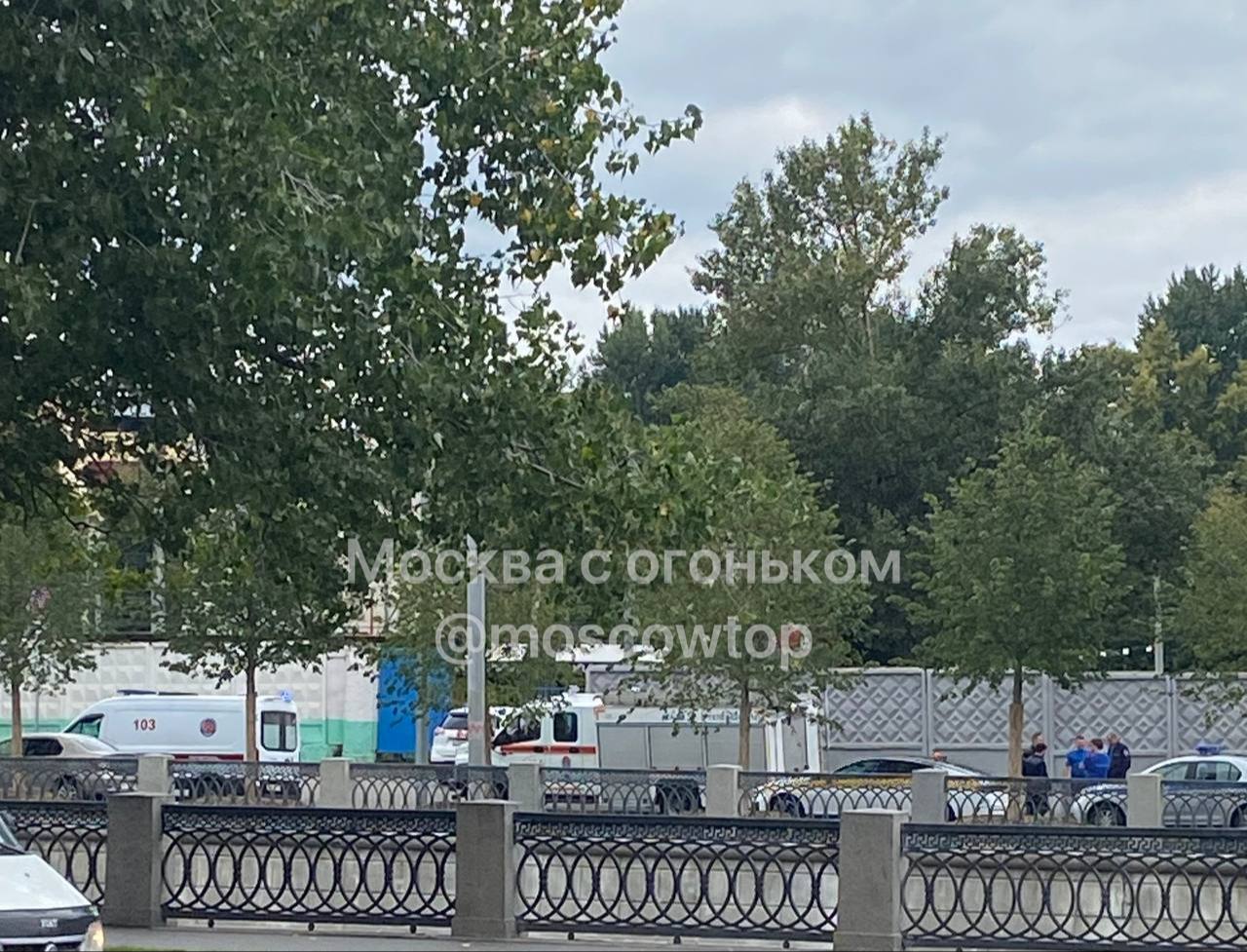 На Рубцовской набережной в воде очевидцы заметили тело женщины На место сразу же вызвали спасателей и медиков Прохожие даже не могли понять жива ди пострадавшая но спасатели все равно бросились к утопленнице В итоге женщину подняли на берег и смогли откачать Теперь полиция будет выяснять что произошло Подписаться Прислать новость