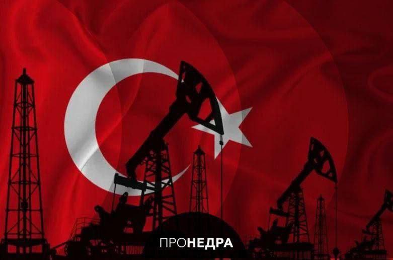 В Турции растут цены на нефть из за антироссийских санкций Крупный поставщик дизельного топлива в Турции Guzel Enerji повысил оптовые цены сославшись на введённые минфином США санкции в отношении компаний Лукойл и Роснефть После введения санкций затраты Guzel Enerji на импорт дизельного топлива значительно выросли Пронедра Подписывайся