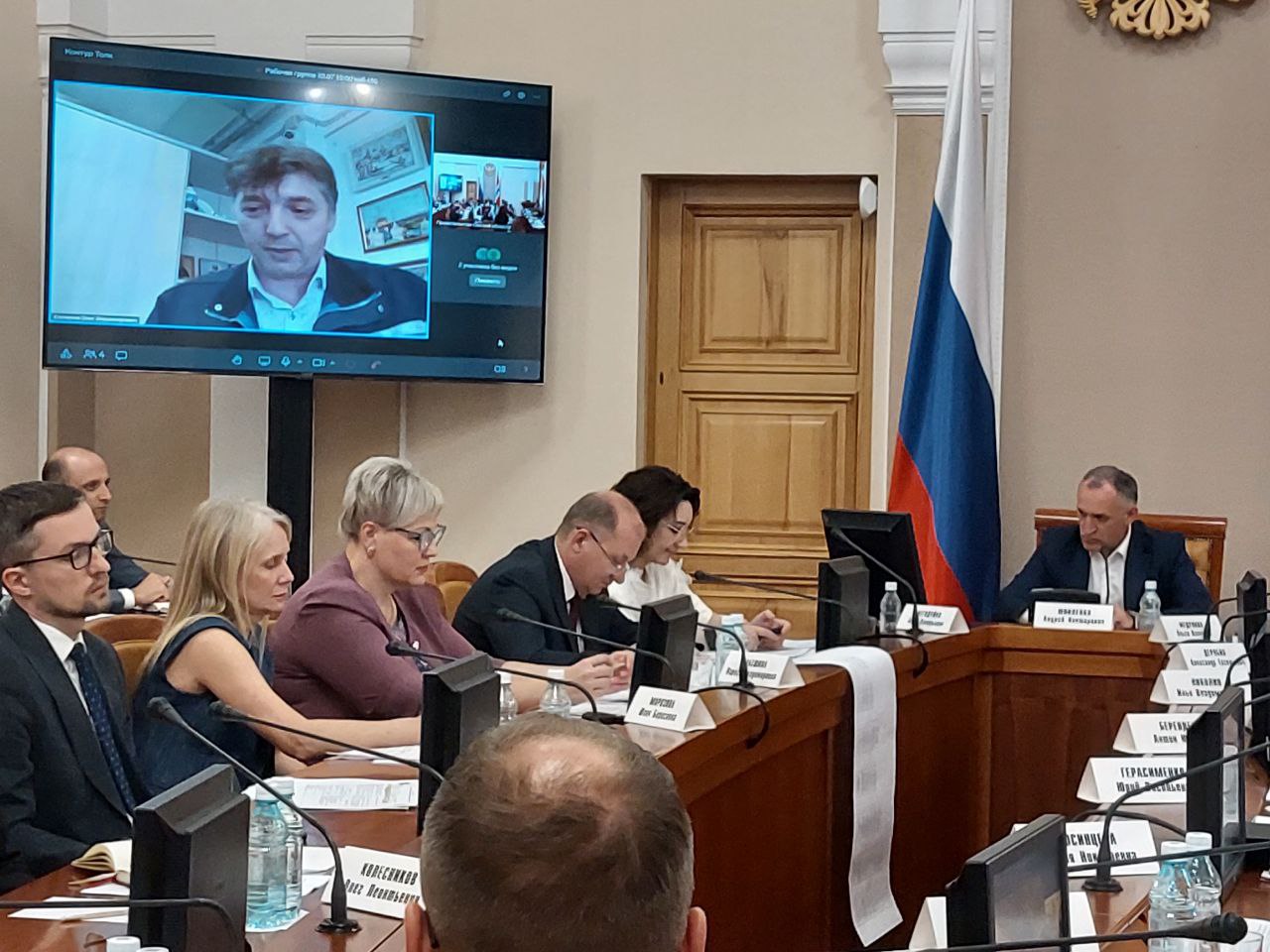 Сроки предоставления земельных участков для масштабных инвестпроектов в Омской области сократят в три раза Предпринимателям потребуется до 45 дней для получения всех необходимых документов. Такой проект оптимизации представили специалисты Министерства экономического развития на заседании рабочей группы Совета по инвестиционной деятельности. В 2024 году в регионе изменили подход к поддержке инвестотов: - Вопросы аренды земельных участков без торгов теперь решаются на заседаниях Инвестиционного комитета под руководством Виталия Хоценко. - Сроки рассмотрения инициатив сокращены. Благодаря этим мерам Омская область улучшила позиции в национальном рейтинге инвестиционной привлекательности. Работа продолжается. "Работаем над этим вместе с ГК "Росатом" и бизнес-сообществом региона", - поясняет заместитель председателя областного Правительства Андрей Шпиленко. Задача – сократить количество процедур для получения земли и время их прохождения. Все процессы включены в "Сквозной инвестиционный поток", по каждому направлению специалисты разработают карточки проектов. Обсуждения будут проходить в рабочих группах – к участию приглашаются предприниматели и общественность.