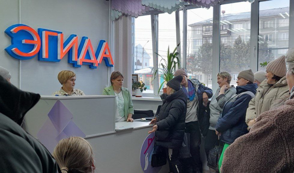 Директор Центра соцобслуживания зарабатывала на фиктивной заботе о пенсионерах в Уяре. По данным прокуратуры, заведующая "Эгиды" велела сотрудникам взять 15 подопечных, за которыми следили только на бумаге. Отчёты заполняли и получали деньги из бюджета. За три года руководители центра присвоили себе почти миллион. Возбуждено уголовное уголовное дело о мошенничестве.