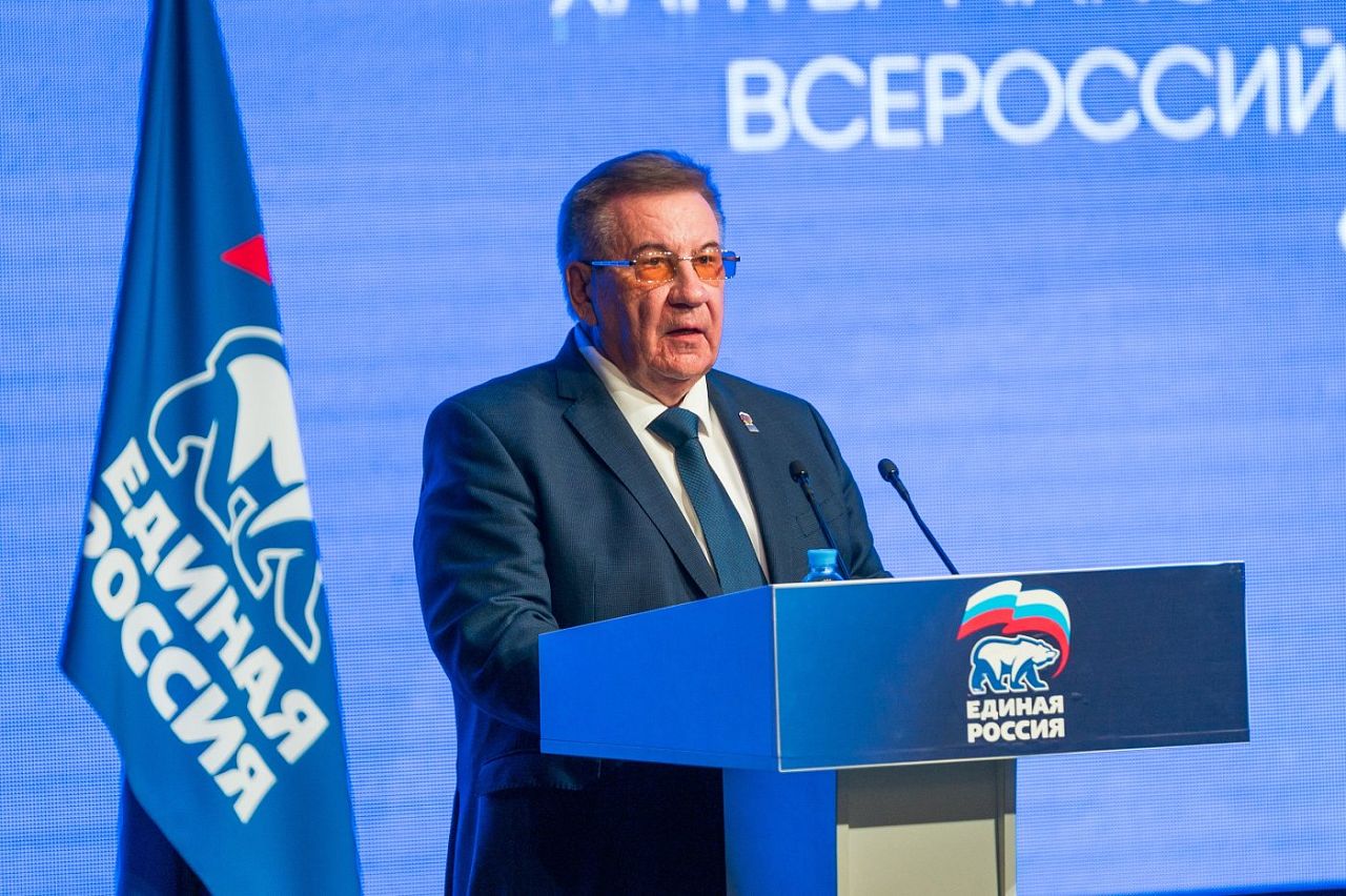Борис Хохряков рассказал о роли муниципальных депутатов в работе с гражданами Секретарь регионального отделения партии «Единая Россия», председатель Думы Югры Борис Хохряков, выступая накануне на форуме муниципальных депутатов Югры, напомнил, что глава партии Дмитрий Медведев объявил 2025 год годом муниципального депутата. «Значимость этого статуса в ежедневной работе невозможно переоценить. Вы ближе всего к людям. Вы — главный канал связи между властью и гражданином. Вы — голос своей территории», — сказал Борис Хохряков. Ценным активом партии Борис Хохряков назвал организацию «Молодая гвардия». Местное отделение работает во всех 22 муниципалитетах, в ее составе уже более 350 человек, заметил он: «Многие из этих ребят сегодня уже работают в органах власти, что подтверждает тезис о том, что «Молодая гвардия» — это кузница наших кадров». Борис Хохряков привел конкретные цифры, иллюстрирующие работу депутатов: за 6 месяцев проведено 1274 приема граждан, решено или находятся в работе 2102 заявки от семей СВО. Он также отметил масштабную гуманитарную помощь и реализацию 355 инфраструктурных проектов, подчеркнув, что без депутатов это было бы невозможно. Подробнее читайте тут!