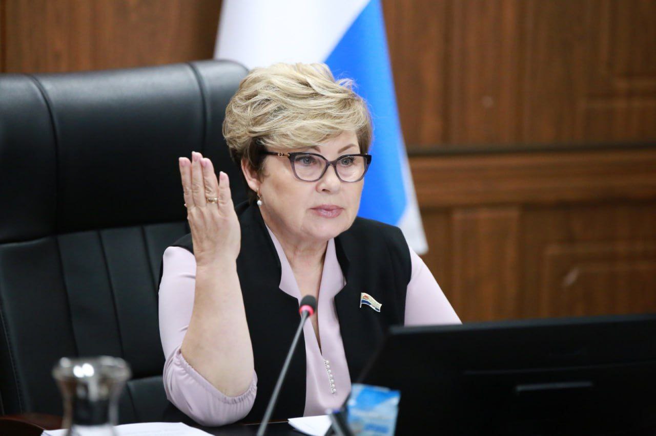 В новый год вступаем с новыми законами Чтобы пополнить краевой бюджет и выравнять налоговую нагрузку для граждан РФ и приезжающих на работу иностранцев в прошлом году мы приняли закон о повышении стоимости патента для трудовых мигрантов на Камчатке В результате с 1 января 2026 года граждане других государств будут платить за возможность работать в нашем крае почти в 1 5 раза больше Повышение связано с ростом регионального коэффициента при расчете стоимости патента Если ранее коэффициент составлял 2 9 то с 2026 года он увеличивается до 4 1 Таким образом патент для трудовых мигрантов подорожал с 9 027 рублей до 13 776 рублей По предварительным подсчетам реализация закона обеспечит поступление в бюджет Камчатского края дополнительно 300 млн рублей В целом это серьезный источник пополнения краевой казны Только в 2024 году по этой статье бюджет получил более 743 млн рублей