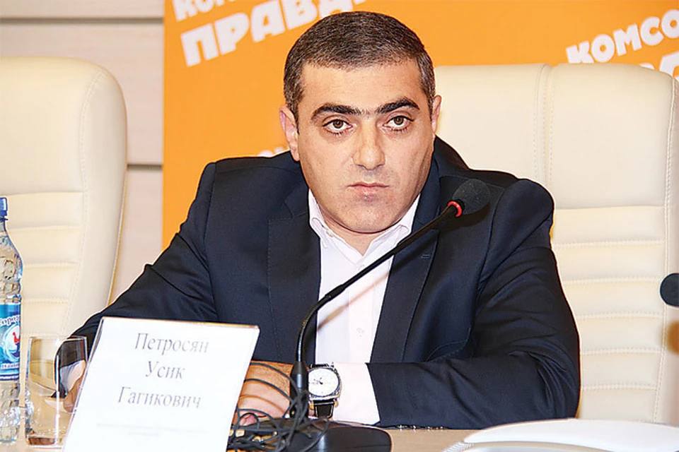 Генерального директора Нижавтодорстроя Усика Петросяна арестовали по делу о взятке По предварительным данным коммерсанта обвинили в даче взятки в 7 8 млн рублей Напомним осенью прошлого года налоговая служба подала заявление о признании предприятия банкротом На него были открыты около 30 исполнительных производств на сумму свыше 300 млн рублей из за неуплаты налогов Также компания почти полгода не платила зарплату своим работникам задолжав более 93 млн рублей В январе СК завел уголовное дело Висит телега Читайте наши новости в МАХ