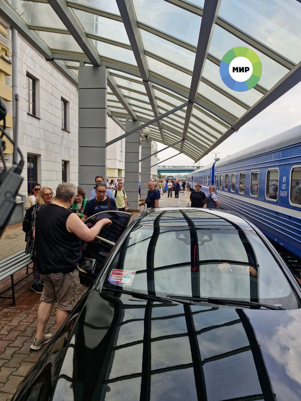 В Витебск из Москвы прибыл поезд со знаменитостями. На железнодорожном вокзале города участников фестиваля "Славянский базар" встретили журналисты и поклонники. На фестиваль приехали Юрий Антонов, Максим Аверин, Ольга Бузова и другие звёзды.