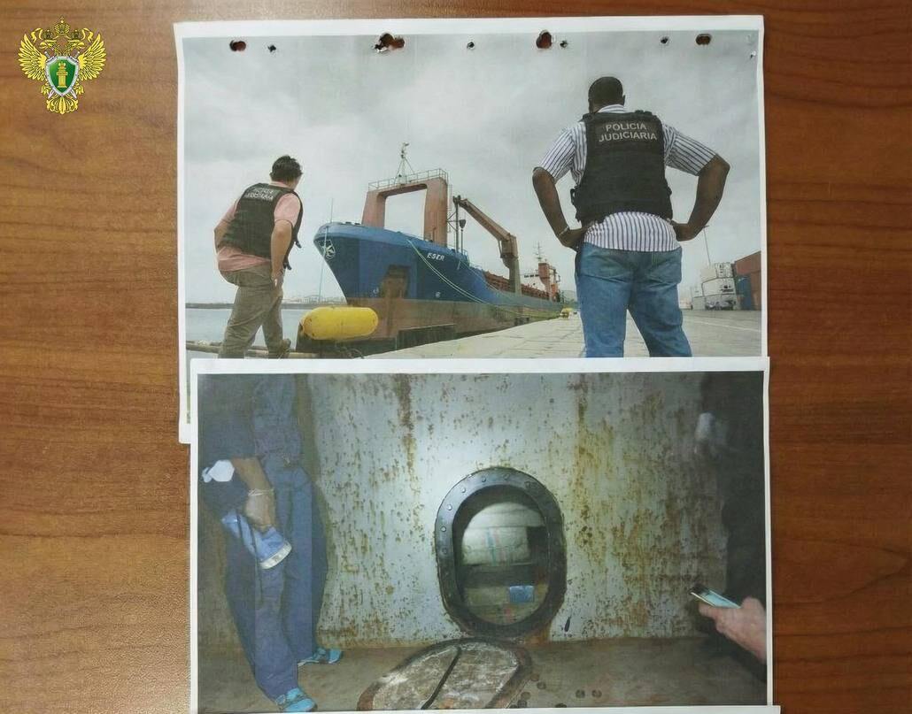 Жительница Белгородской области обвиняется в перевозке почти девяти тонн кокаина из Венесуэлы Об этом сообщают в Генпрокуратуре В 2018 году женщина и подданный Испании наняли в России экипаж грузового судна которое должно было пройти из Панамы в Марокко под панамским флагом Корабль сменил курс в Венесуэлу остановился у острова Ла Тортуга и принял на борт 8 7 тонны кокаина После он отправился в порт назначения 51 летняя обвиняемая координировала действия моряков находясь в России Россия Испания Венесуэла Подписаться на Pravda ru