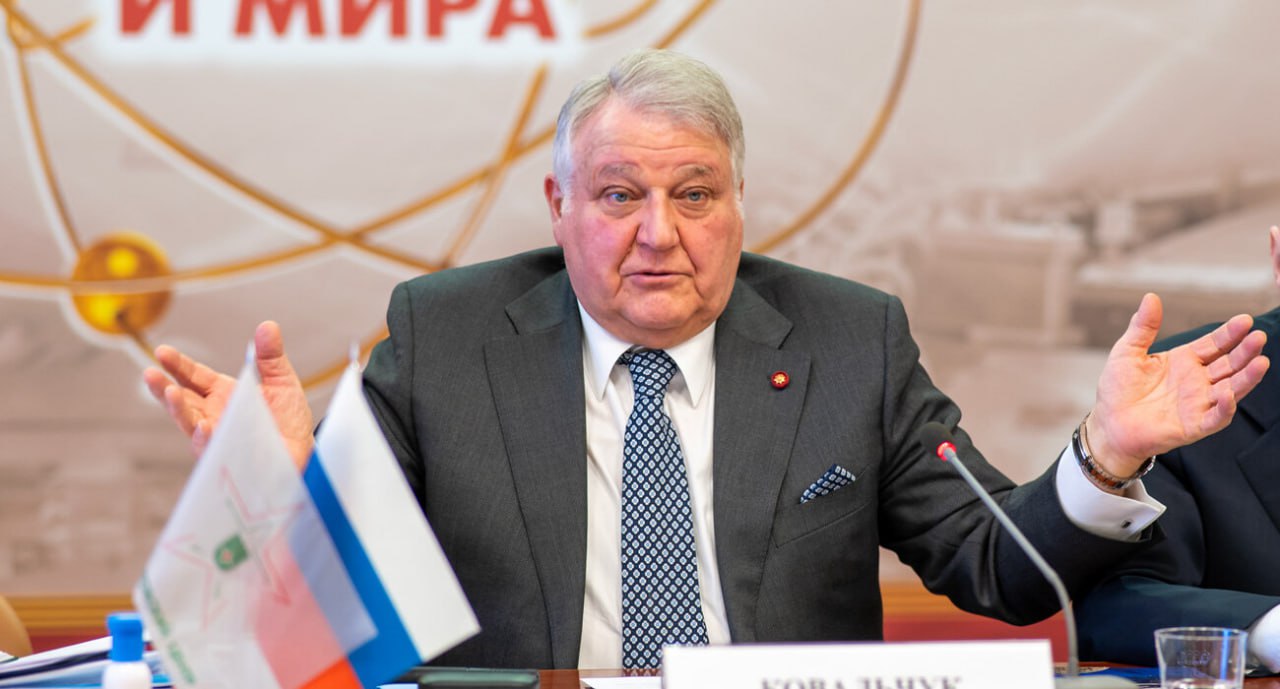 Михаил Ковальчук допустил строительство в космосе термоядерной электростанции По словам главы Курчатовского института в открытом космосе есть два ключевых условия для термоядерного синтеза вакуум и экстремально низкие температуры Также он сообщил что в России рассматривают плазменные безэлектродные двигатели для дальних полётов Они используют не топливо а ионизированный газ Подробнее