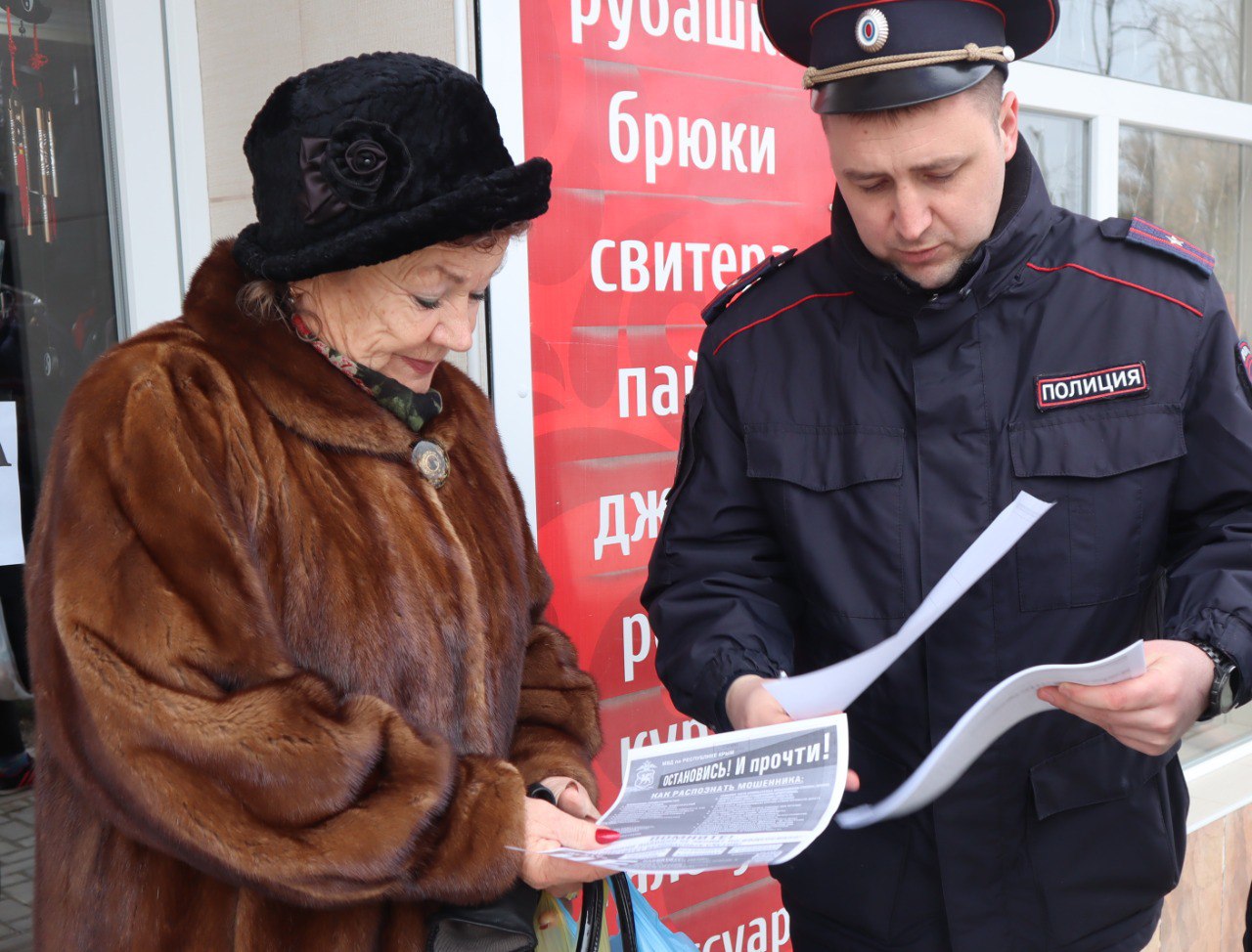 Полицейские Советского района провели беседы с гражданами о том, как уберечься от дистанционных мошенников   ‍ Сотрудники ОМВД России по Советскому району в рамках оперативно-профилактического мероприятия «Осторожно! Мошенники!», которое проходит в период с 3 по 7 марта 2025 года, провели профилактические мероприятия в центре пгт. Советский.     На рынке и в местах расположения банкоматов полицейские рассказывали гражданам о том, как уберечь себя от Интернет-мошенников.    Граждан предупреждали о новой схеме, которые используют злоумышленники - «Звонок в мессенджеры в форменной одежде». Мошенники звонят через мессенджеры  Ватсап, Телеграм  по видеосвязи. Человек в форменной одежде, создавая видимость представителя правоохранителя органов, сообщает, что ваши деньги, под разными предлогами, срочно необходимо перевести на несуществующий "безопасный счет".   В ходе беседы жителям района разъясняли алгоритм действий при различных схемах, используемых мошенниками в мессенджерах.    Каждому гражданину вручались соответствующие памятки с информацией как не попасть на уловки аферистов.  #МВДКрыма #ПолицияСоветскогоРайона #ПрофилактическиеБеседы #Борьба_с_дистанционным_мошенничеством #МошенничестваИТТ #ВрамкахАкции #ОсторожноМошенники