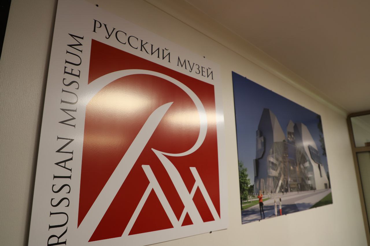 В преддверии Международной акции «Ночь музеев» филиал Русского музея в Кемерове провел необычную экскурсию по стройплощадке будущего музейно-театрального комплекса Директор учреждения Анна Юдина пригласила молодых людей, интересующихся искусством, в гостиную Русского музея. Ребята узнали о том, что ждёт жителей Кузбасса и Сибири с открытием филиала. Как отметила Анна Юдина, данный проект реализуется благодаря инициативе Президента России Владимира Путина. Кузбасс вошёл в число четырех регионов страны, где создаётся беспрецедентный по масштабу проект. С открытием Русского музея жители не только региона, но и всей Сибири смогут посещать выставки федерального уровня. Встреча продолжилась на стройплощадке, где прошел инструктаж по технике безопасности, затем - сама экскурсия по будущему музею. Ребята поделились впечатлениями, поздравили работников музеев с профессиональным праздником и пригласили на выставки в музеи Кузбасса.