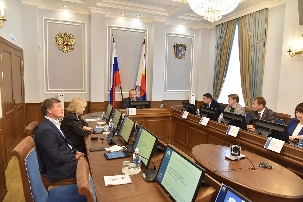 На заседании комитета Законодательного Собрания Ростовской области по образованию науке культуре и информационной политике депутаты рассмотрели вопрос о присвоении звания Почетный гражданин Ростовской области художественному руководителю генеральному директору Ростовского государственного музыкального театра Вячеславу Кущеву Вячеслав Митрофанович Кущев более 35 лет творческой деятельности посвятил работе в сфере культуры в Ростовской области Под его руководством Ростовский государственный музыкальный театр стал одним из лучших в стране Под руководством Вячеслава Кущева театром осуществлено 159 постановок классического и современного репертуара более 200 симфонических и других разножанровых концертных программ Труппа театра десятки раз выступала на лучших сценах Великобритании Германии Италии Испании Польши Португалии Франции Объединенных Арабских Эмиратов Катара Китая и других стран Неоднократно артисты музтеатра гастролировали по городам России Наряду с напряженной театральной деятельностью Вячеслав Кущев ведет активную общественную работу возглавляя региональное отделение Союза театральных деятелей Российской Федерации и Общественную палату Ростовской области Награжден орденом Дружбы медалью ордена За заслуги перед Отечеством II степени почетным званием Заслуженный деятель искусств Российской Федерации