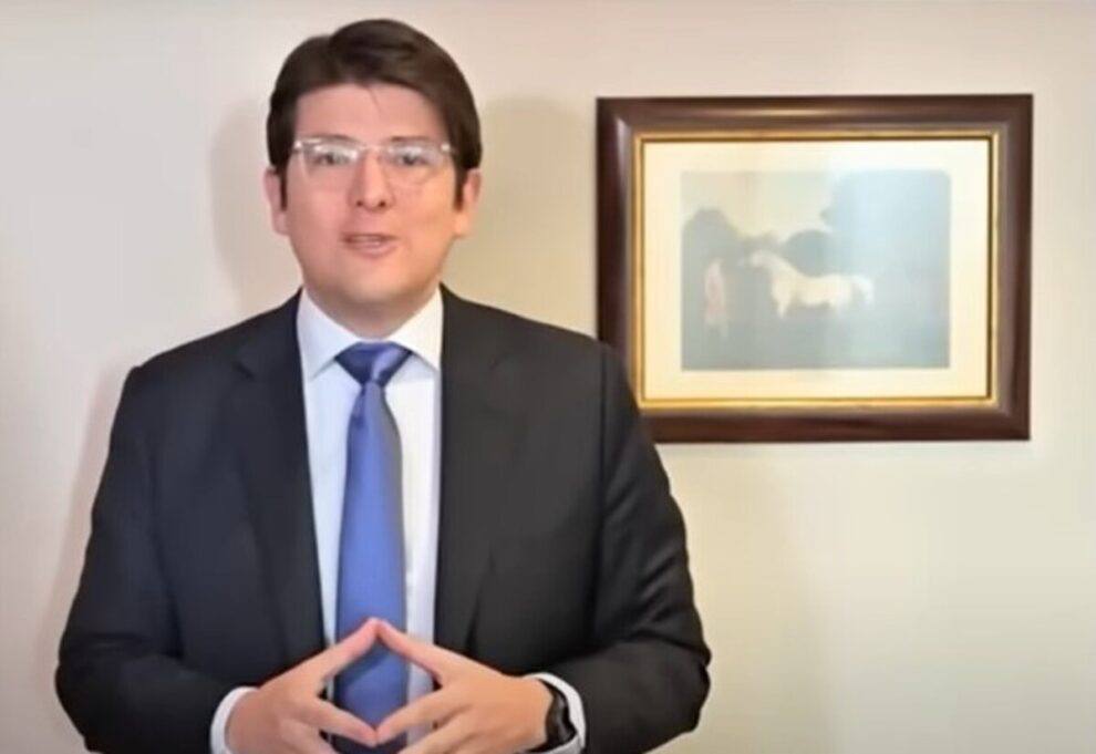 Кандидат в президенты Колумбии сенатор Мигель Урибе, в которого стреляли в июне, скончался после двух месяцев, проведенных в реанимации и перенесенных многочисленных операций, сообщила его жена рано утром в понедельник.  НАШИ РЕСУРСЫ:   Telegram  YouTube  RUTUBE