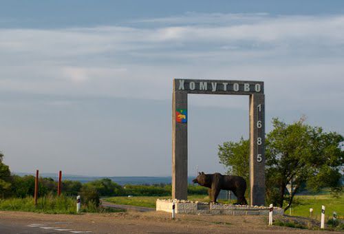 В службу государственного жилищного и строительного надзора Иркутской области было подано извещение о начале строительства детской поликлиники ОГБУЗ Иркутская районная больница на 350 посещений в смену Объект который будет расположен улице Нагорная в селе Хомутово представляет собой двухэтажное здание На территории поликлиники предусмотрено размещение игровой площадки для детей автомобильной парковки площадки для сбора мусора и разворотной площадки для обслуживающего транспорта Территория объекта будет ограждена и озеленена проект также предусматривает все необходимые условия для маломобильных групп населения пандусы и тротуары с нормативным уклоном Заехать на территорию поликлиники можно будет с двух сторон северо западной и юго восточной