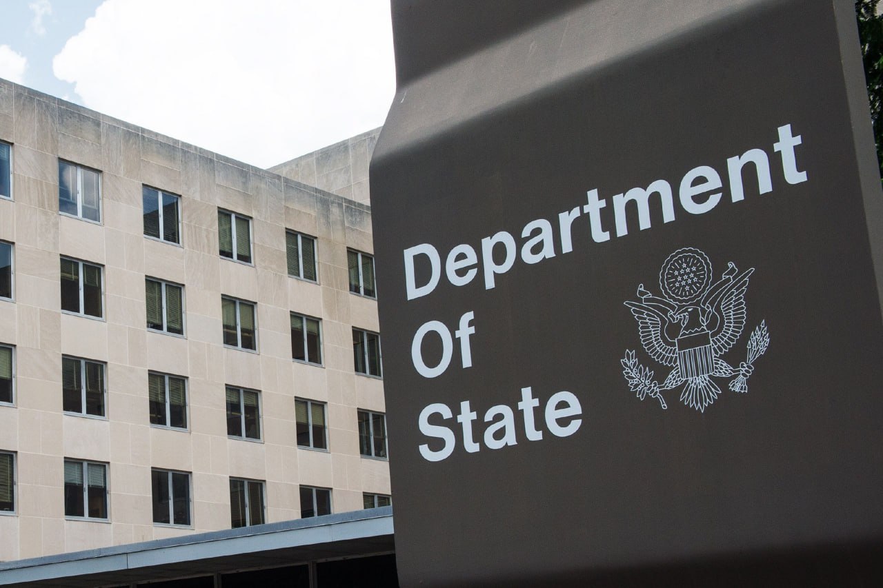 США отреагировали на сообщения о предложении Еревану и Баку по разблокировке коммуникаций Госдепартамент США прокомментировал сообщения о том, что администрация президента Дональда Трампа представила Армении и Азербайджану предложение по разблокировке коммуникаций в Южном Кавказе. В ответ на запрос «Арменпресс» пресс-служба Госдепартамента США заявила, что у них нет информации по поводу этих публикаций в СМИ. «Соединенные Штаты поддерживают усилия, направленные на укрепление мира и стабильности на Южном Кавказе. У нас нет информации, которую мы могли бы предоставить по поводу этих публикаций в прессе», - говорится в ответе представителя пресс-службы Госдепартамента. Ранее аналитик Фонда Карнеги Олеся Варданян, ссылаясь на двух иностранных дипломатов, заявила, что администрация президента США Дональда Трампа представила Еревану и Баку предложение о строительстве дороги, соединяющей Азербайджан с Нахичеванью через территорию Армении. По этим источникам, американское предложение напоминает вариант, ранее предложенный ЕС, основанный на программе, согласованной между Россией и Грузией после войны 2008 года. Согласно этой программе, управление маршрутами, проходящими через спорные районы Абхазии и Южной Осетии, должно было быть передано независимой швейцарской компании, которая обязалась бы затем передавать логистические данные всем заинтересованным сторонам. • Дзен • Сайт • TikTok • Facebook • Instagram • YouTube • X/twitter