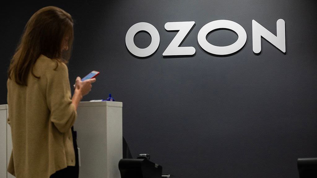 #OZON #отчетность  Оборот OZON от продаж товаров и услуг в третьем квартале увеличился на 59%, составив 718,3 млрд рублей.  OZON в третьем квартале нарастил GMV на 59%, до 718,3 млрд рублей; хуже прогноза ИФ.  OZON поменял прогноз роста GMV по итогам 2024 года с 70% на 60-70%.