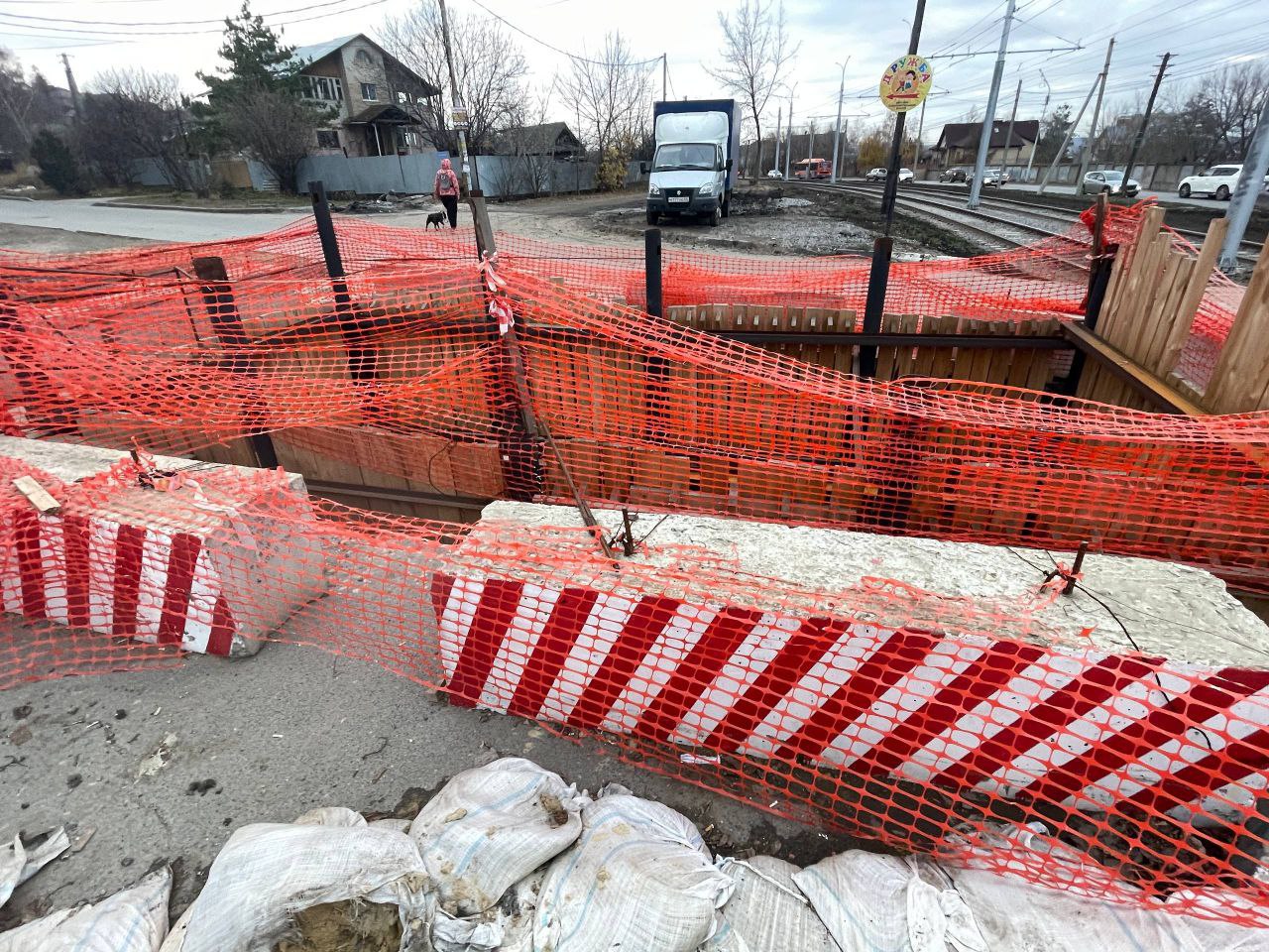 Прокуратура Ленинского района Саратова проверяет информацию о нарушении прав граждан В ходе проверки публикации СМИ по вопросу перекрытия подъездной дороги к двум многоквартирным домам по улице Гвардейская при проведении работ по обустройству ливневой канализации прокуратура приняла участие во встрече с жителями В ходе надзорных мероприятий будет дана оценка действиям органов местного самоуправления и коммунальных служб в связи с длительным бездействием по восстановлению дорожного полотна При наличии оснований будут приняты меры прокурорского реагирования