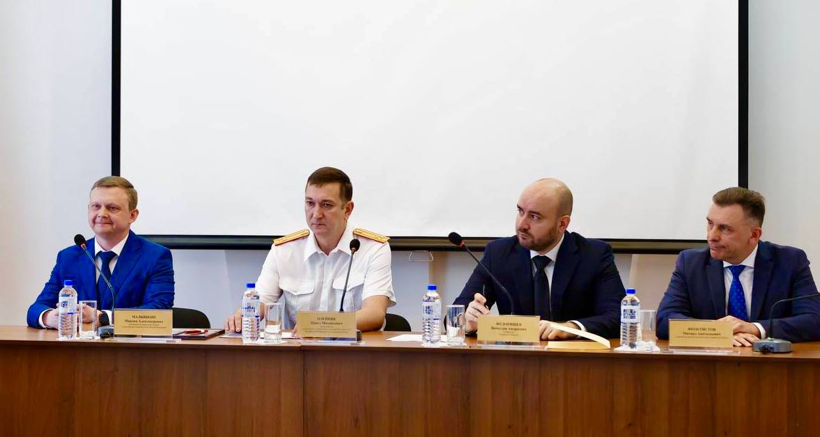 Состоялось представление руководителя следственного управления по Самарской области Сегодня в следственном управлении СК России по Самарской области состоялось торжественное мероприятие, посвященное вступлению в должность руководителя следственного управления генерал-майора юстиции Павла Михайловича Олейника. Руководитель управления кадров СК России полковник юстиции Максим Александрович Малышкин огласил Указ Президента Российской Федерации от 3 июня 2025 года о назначении Павла Михайловича Олейника на занимаемую должность, поздравил нового руководителя и, вручив ему служебное удостоверение, отметил, что Павел Михайлович зарекомендовал себя грамотным, принципиальным и ответственным сотрудников с хорошими организаторскими способностями. В своем выступлении Максим Александрович Малышкин также поздравил генерал-майора юстиции Михаила Юрьевич Ламонова с назначением на должность первого заместителя руководителя следственного управления. В мероприятии приняли участие Губернатор Самарской области В.А. Федорищев, главный федеральный инспектор Самарской области М.А. Феоктистов, первый вице-губернатор Самарской области А.Б. Фетисов, председатель Самарской Губернской Думы Г.П. Котельников, представители правоохранительных органов и сотрудники следственного управления. С приветственным словом выступил Губернатор Самарской области В.А. Федорищев, он поздравил П.М. Олейника с назначением, подчеркнув важность взаимодействия с правоохранительной системой в эффективном выстраивании работы в целях защиты прав граждан. Главный федеральный инспектор по Самарской области М.А. Феоктистов поздравил П.М. Олейника с вступлением в должность, отметил, что П.М. Олейник имеет большой опыт работы и выразил уверенность, что задачи, поставленные перед следственным управлением, будут решаться эффективно. В ответном слове руководитель следственного управления Павел Михайлович Олейник поблагодарил гостей мероприятия, выразил признательность руководству Следственного комитета России за оказанное высокое доверие, а также благодарность предыдущему руководителю за многолетний труд, заместителю руководителя управления и коллективу - за слаженную работу. Павел Михайлович отметил, что приложит все необходимые усилия для решения поставленных перед следственным управлением задач.