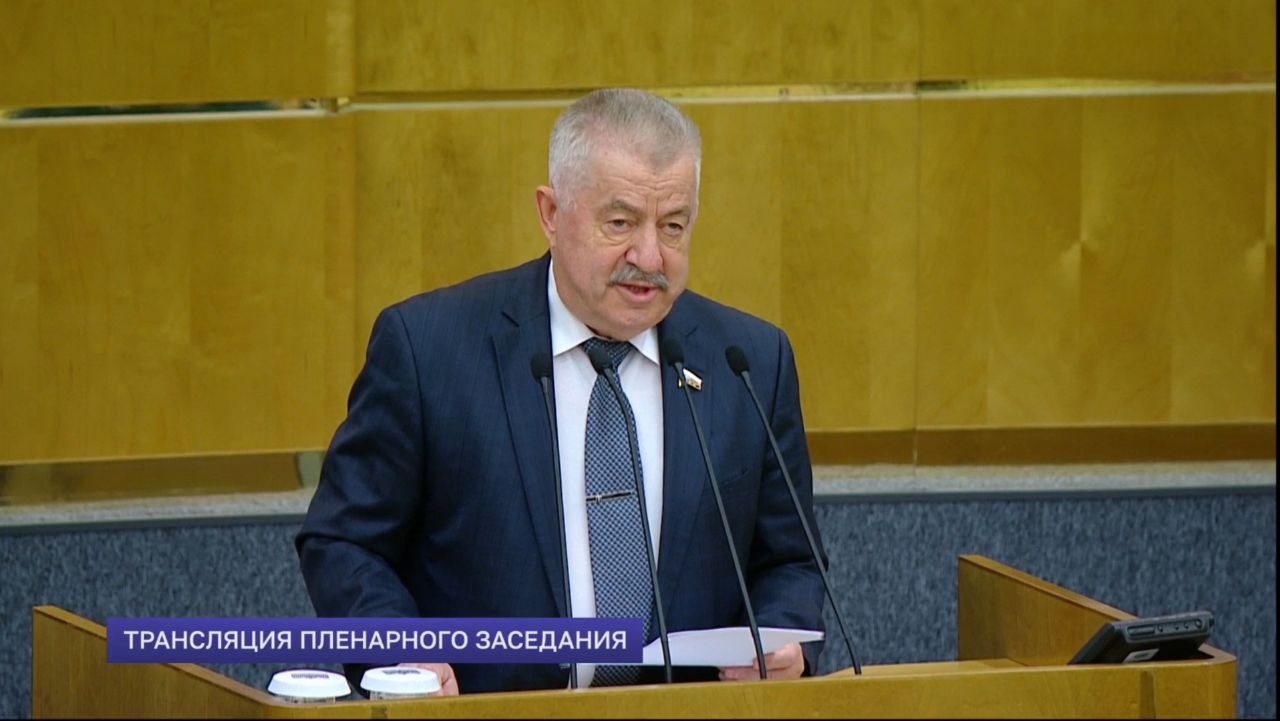 Государственная Дума приняла во втором и третьем чтениях закон, предусматривающий механизм передачи сведений о несовершеннолетних иностранных гражданах между МВД России и органами управления образованием субъектов и муниципалитетов. Выступая с содокладом от Комитета, отметил, что законом устанавливается обязательный обмен данными между МВД и образовательными органами. Передаются сведения о результатах тестирования детей мигрантов на знание русского языка, их зачислении или отчислении из школ, а также о законности их пребывания в стране. МВД, в свою очередь, предоставляет данные о регистрации детей по месту жительства или пребывания. Это позволит: Обеспечить контроль за соблюдением введенной с 1 апреля 2025 года процедуры обязательного тестирования детей мигрантов для приема в школу. Создать единую систему учета несовершеннолетних иностранных граждан в сфере образования. Повысить эффективность взаимодействия ключевых ведомств МВД и образование для отслеживания образовательного статуса и правового положения детей-мигрантов. Заложить основу для дальнейшего совершенствования системы профилактики безнадзорности и обеспечения прав детей. Закон, разработанный во исполнение поручения Президента Российской Федерации, создает необходимую правовую базу для оперативного обмена информацией. В постановлении Думы также содержится поручение Правительству РФ доработать систему, подключив другие профильные органы. Водолацкий В.П.