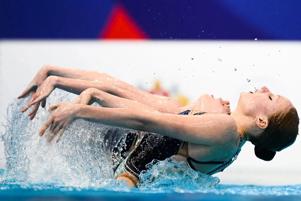 Российские синхронистки выиграли серебро Кубка мира в Китае Кира Черезова и Валентина Герасимова заняли второе место на пьедестале Это первый старт с 2022 года где наши спортсмены из водных видов спорта выступают на турнире с флагом и гимном В техническом дуэте Черезова и Герасимова показали результат 296 9358 балла Первое место заняли китаянки Линь Яньцзюнь и Сюй Хуэйянь 308 2983 Тройку призеров замкнули японки Моэ Хига и Томока Сато 286 2075 Этап Кубка мира в Сиане завершится 3 мая Россияне выступают в 10 дисциплинах в некоторых из которых состоятся дебюты юных синхронистов на международной арене Основная сборная покажет премьеру программы в акробатической группе Читать нас в МАКС