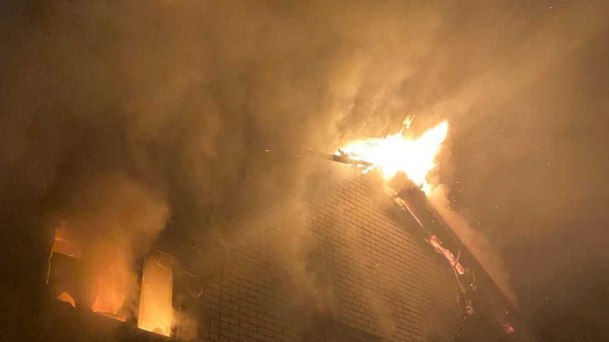 В Кинельском районе Самарской области в ночном пожаре погиб пожилой мужчина. Трагедия произошла 11 августа 2025 года: