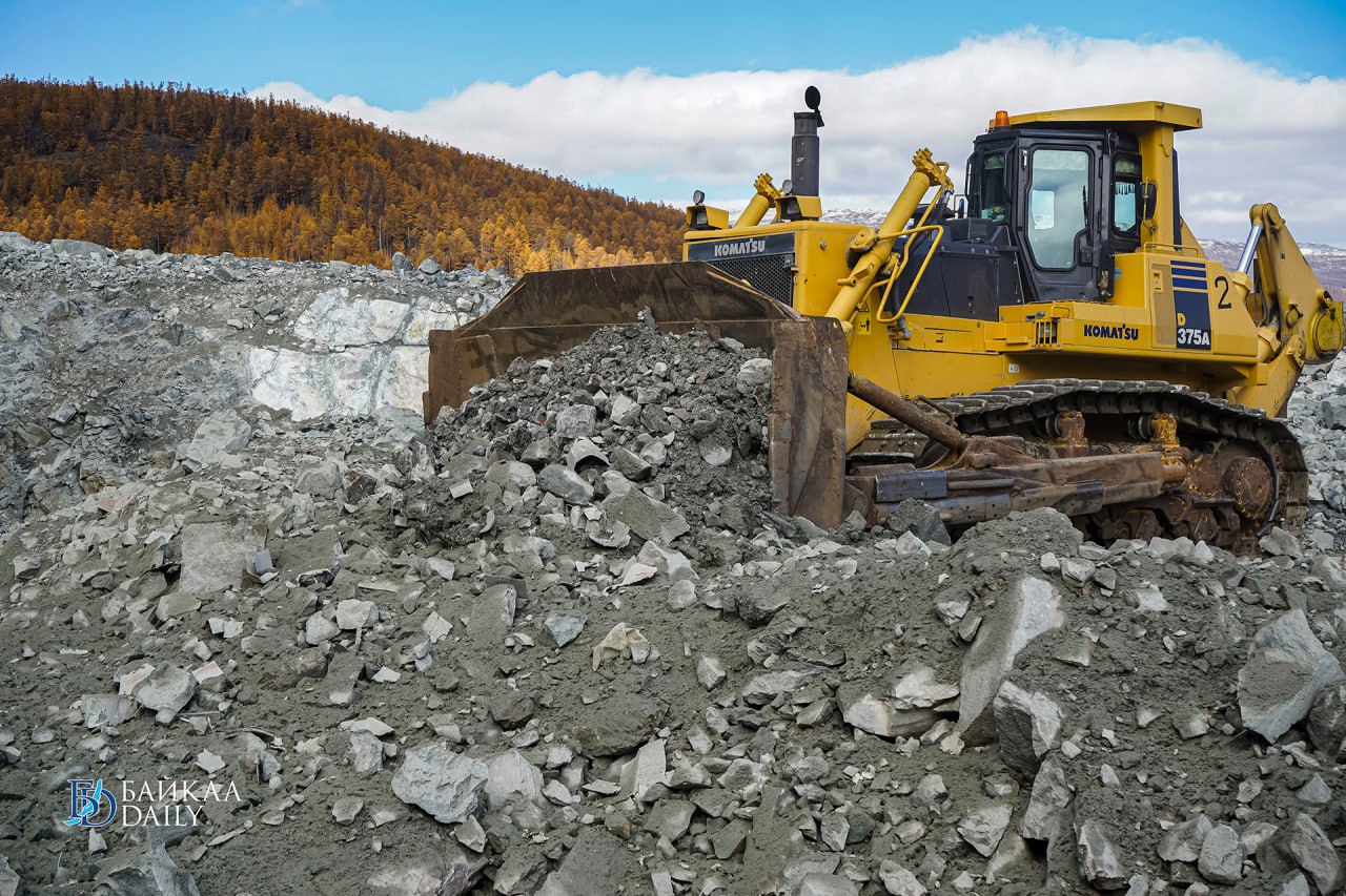 В Бурятии почти вдвое взлетел спрос на вахтовиков По данным HeadHunter за третий квартал 2025 года в республике было открыто 3 2 тысячи вахтовых вакансий что на 43 больше чем в первом квартале Самые дорогие рабочие руки на вахте сейчас сварщики Они могут зарабатывать по 249 500 рублей в месяц Далее идут водители геологи геодезисты Подробнее здесь