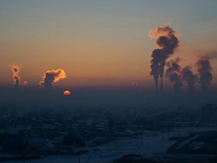 Региональный эконадзор планирует провести порядка 70 рейдов по котельным Читы до конца года Обследования на предмет соблюдения требований в области охраны окружающей среды и охраны атмосферного воздуха а также правил работы при наступлении неблагоприятных метеорологических условий проводятся еженедельно Это работа и плановая и по жалобам жителей По каждому объекту составляются акты осмотра В случае выявления нарушений проводится профилактика материалы направляются в органы прокуратуры для принятия мер реагирования сообщили в отделе экологического надзора Минприроды Забайкальского края   Отметим контрольно надзорные мероприятия по источникам выбросов загрязняющих веществ в атмосферный воздух проводятся в рамках национального проекта Экологическое благополучие федерального проекта Чистый воздух В прошлом году провели 180 подобных рейдов   Подписывайтесь TG VK MAX