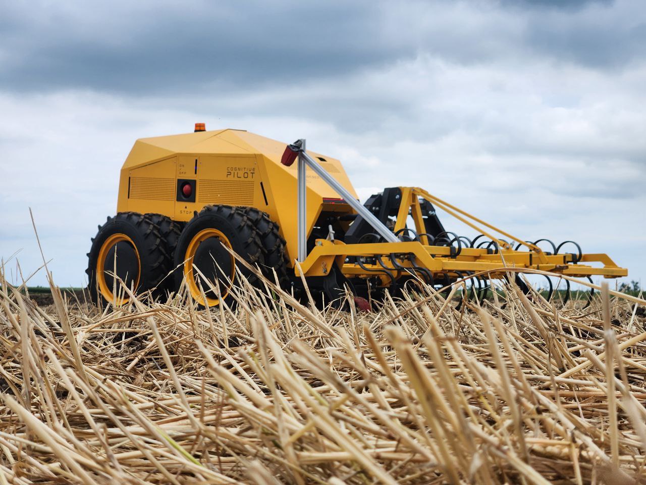 Субсидии на бескабинные сельхозмашины ускорят развитие беспилотных технологий считают в компании Cognitive Pilot Ранее мы писали что Минпромторг подготовил проект изменений в решение о порядке предоставления субсидии российским производителям ранее программа 1432 согласно которому предлагается увеличить скидки на бескабинные тракторы и технику на газомоторном топливе Как рассказал журналу Поле РФ заместитель директора по продуктам Cognitive Pilot Александр Юдаков господдержка в сегменте ИИ и беспилотных решений является одним из мировых трендов и движущих сил рынка и Россия следует этому направлению Для нас как для разработчика одного из флагманских на рынке решений а именно многофункционального беспилотного бескабинного мини трактора данная инициатива создает важные предпосылки Она будет способствовать ускоренному формированию необходимой нормативной базы что в свою очередь позволит решить один из ключевых вопросов для агрорынка даст возможность сельхозпроизводителям получать госсубсидии на отечественные высокотехнологичные решения и приобретать продукцию с существенной скидкой подчеркнул эксперт Подробнее Подписывайтесь на нас в Telegram в MAX Оставляйте бусты