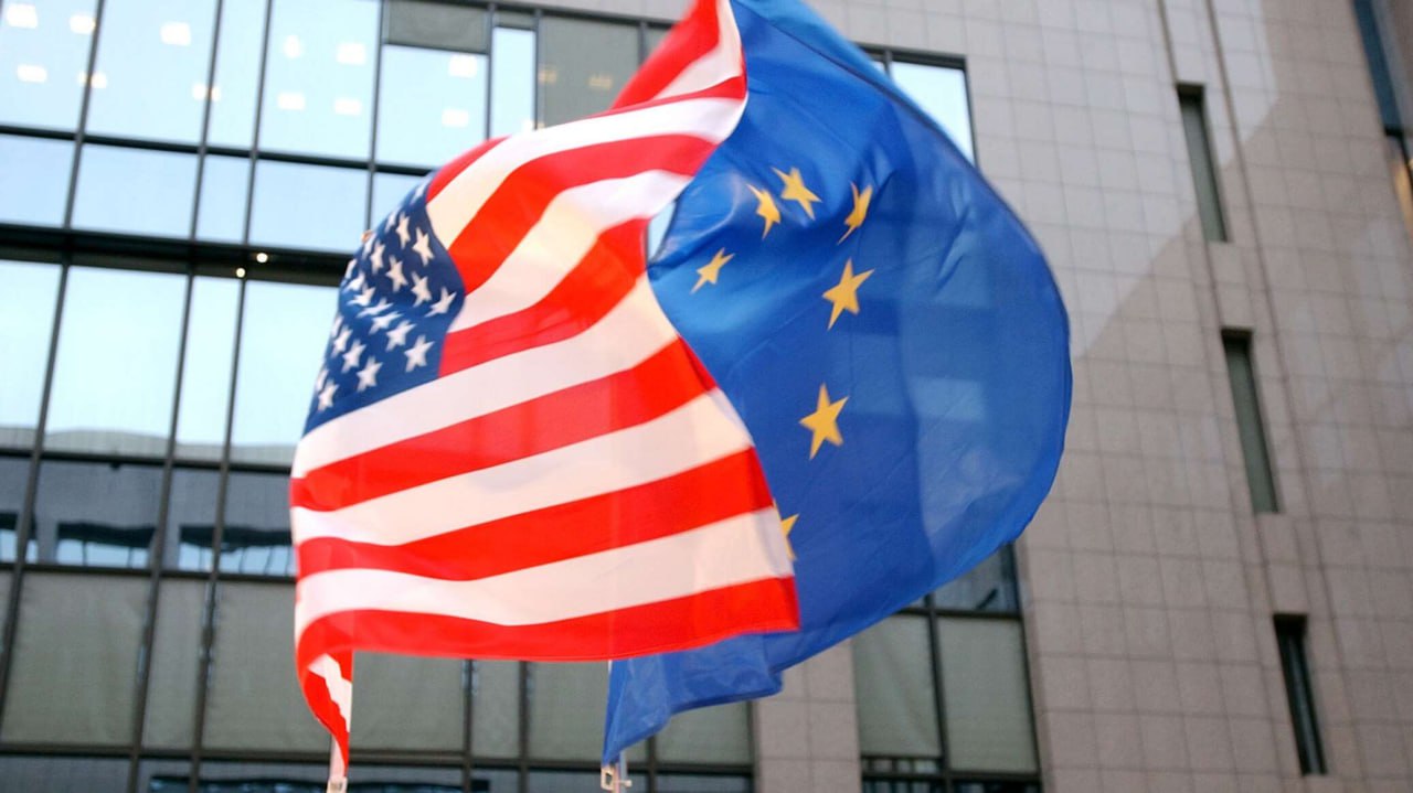 ЕС и США достигли соглашения по совместному заявлению описывающему торговую сделку Совместное заявление опубликованное в четверг представляет собой шаг вперед в реализации предварительной сделки объявленной месяц назад включая конкретные контрольные показатели для ЕС по обеспечению обещанных им скидок по секторальным тарифам на автомобили фармацевтические препараты и полупроводники а также новые обязательства по решению вопросов регулирования цифровых услуг в блоке jkinvest news jkinvest