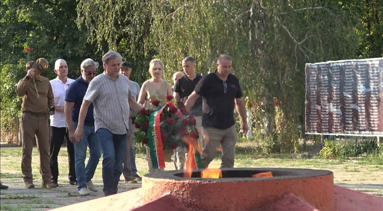 В Кировск прибыла делегация из Татарстана во главе с Заместителем Премьер - министра Республики Татарстан, Председателем Национального Совета Всемирного конгресса татap Bасилем Шайхразиевым. Гостей встретила Глава городского округа город Кировск ЛНР Виктория Сергеева, первый заместитель Главы Администрации Василий Ткачев, председатель Совета городского округа г. Кировск Дмитрий Карапка. В начале встречи Глава городского округа Виктория Сергеева и делегация из Татарстана возложили цветы к подножью Обелиска Славы, почтив память Героев Великой Отечественной войны. Далее состоялась торжественная передача городскому музею капсул с землей с памятных мест городов Владивосток, Казань и Кировск, связанных с жизнью Героя Советского Союза, нашего земляка Гильфана Батаршина. К присутствующим обратился первый заместитель Главы Администрации Василий Ткачев, отметив важность совместной работы по сохранению памяти о защитниках Отечества, благодаря чему крепнет связь между героями прошлых и нынешних поколений. Василь Шайхразиев вручил благодарственные письма от Всемирного конгресса татар директору городского музея Ирине Бавыке; представителю городской ветеранской организации, племяннику Гильфана Батаршина, Ханафи Губайдуллину; шеф-редактору отдела телевидения г. Кировска, ГТРК ЛНР автору видеофильма «Батаршин – первый герой-татарин Советского Союза» Ирине Ивановой и народному хору Дворца культуры «Алмаз» за весомый вклад в духовное развитие татарского народа, взаимное обогащение татарского национальных культур, укрепление связей между народами, политику дружбы и процветания.